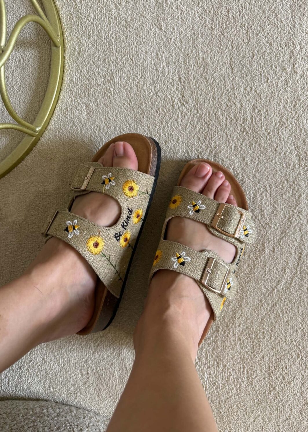 Chinelo Be Kind Dourado