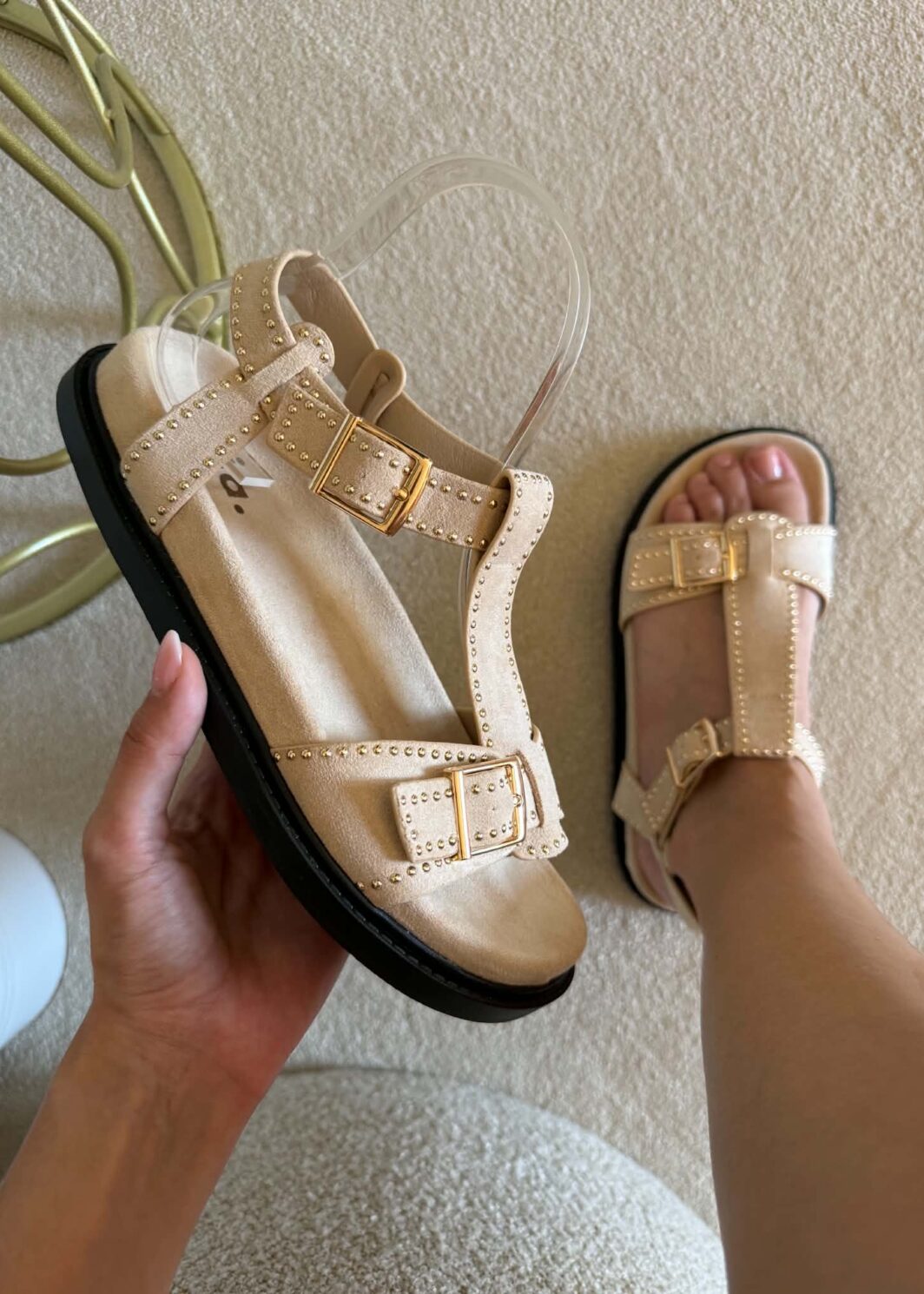 Sandália inia Tachas - Bege