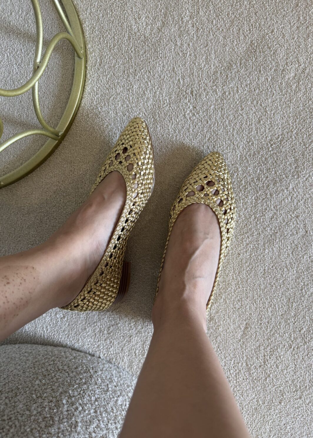 Sapato Dourado com Furinhos