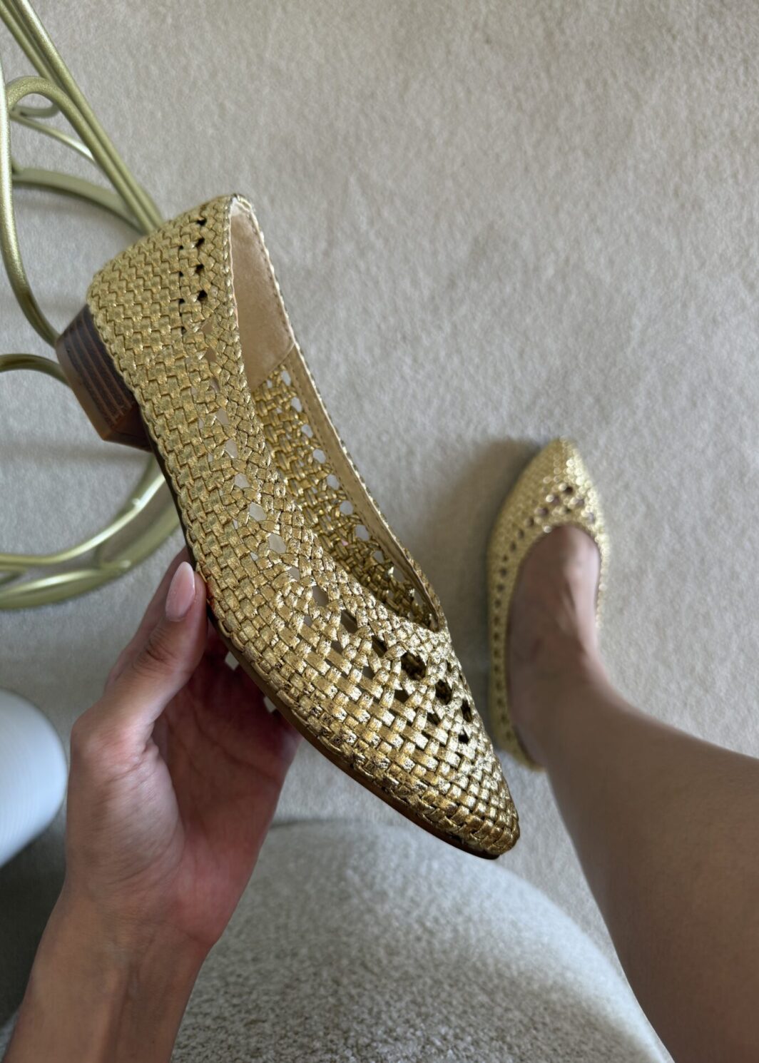 Sapato Dourado com Furinhos