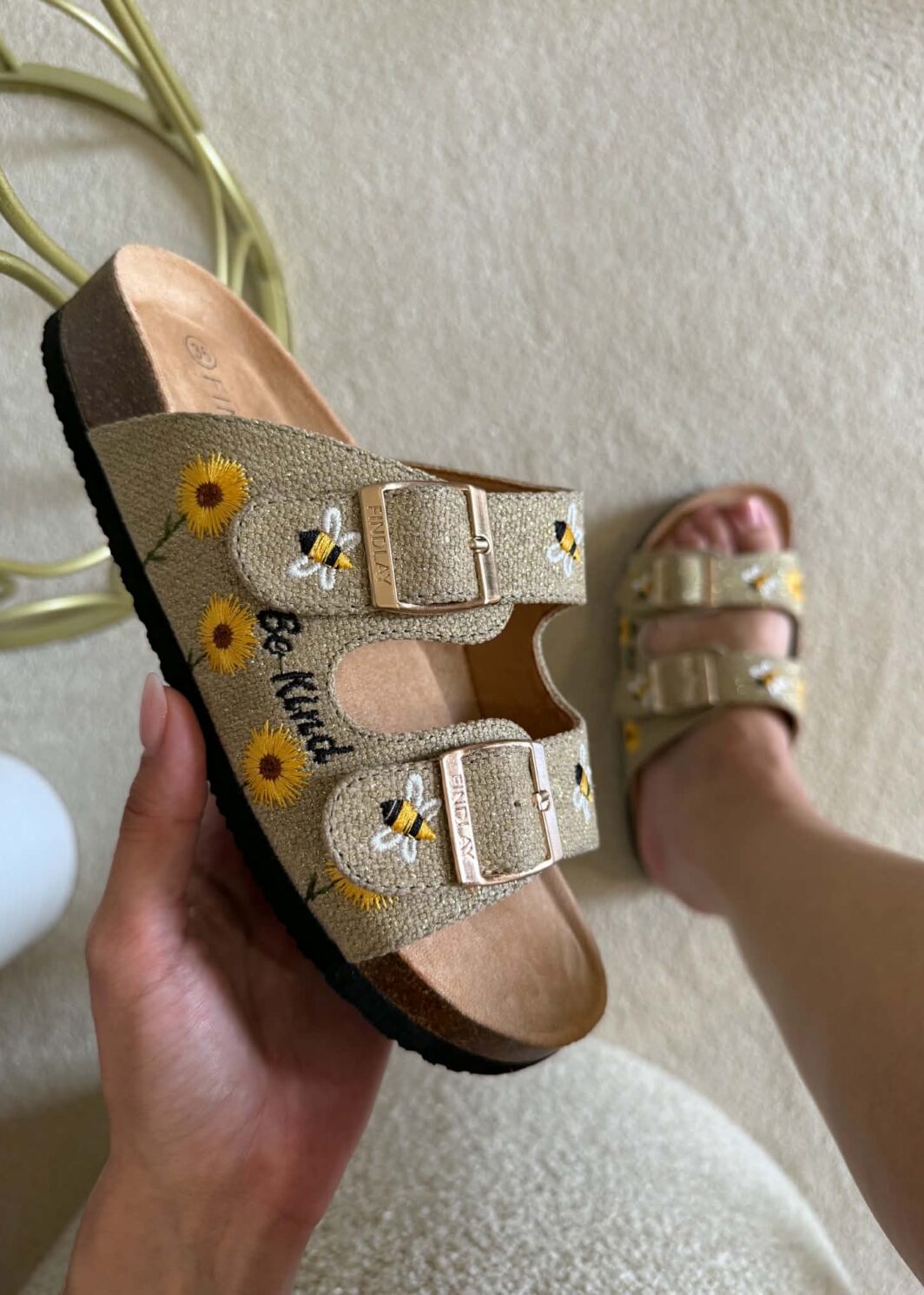Chinelo Be Kind Dourado