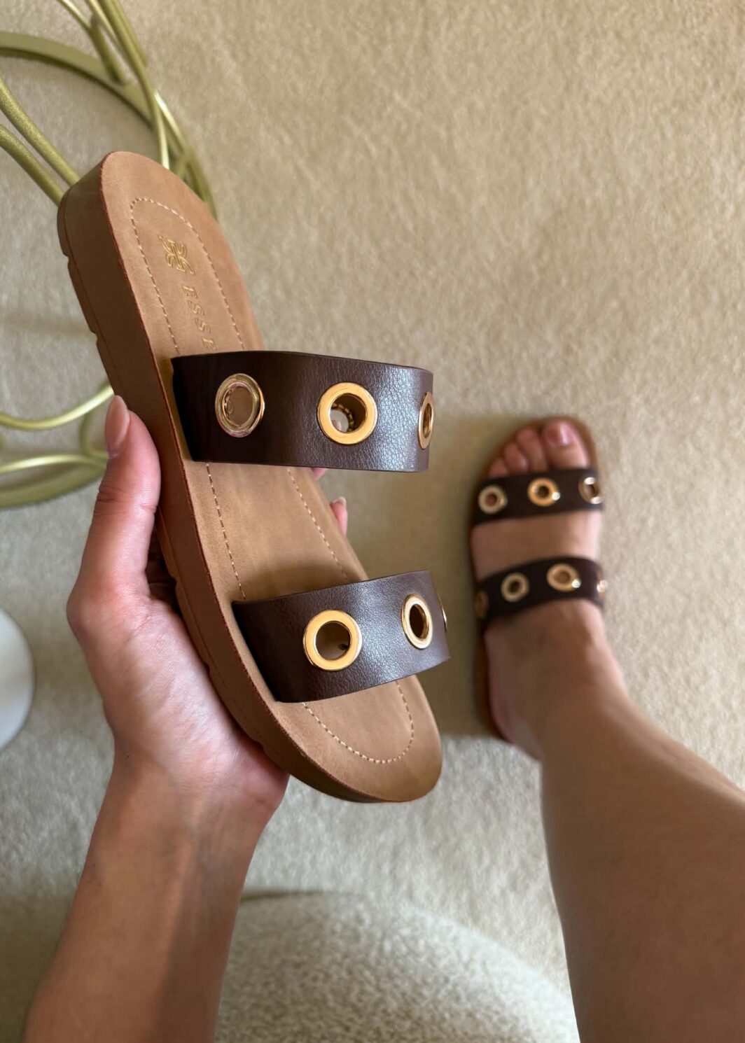 Chinelo Castanho Argolas Douradas