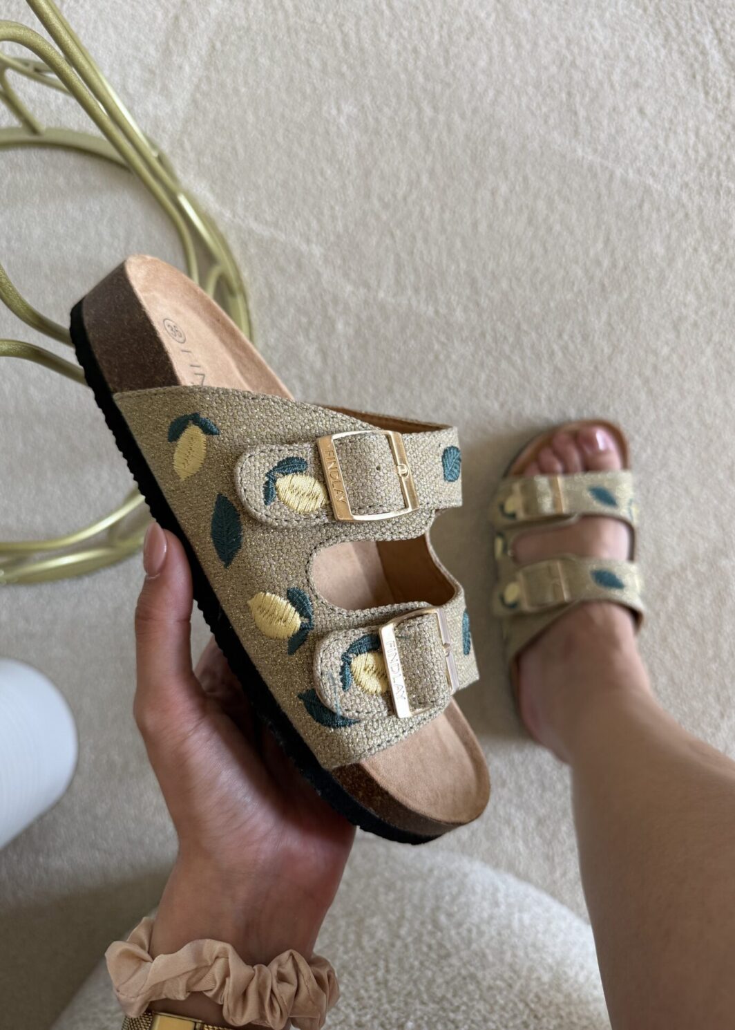 Chinelo limão dourado