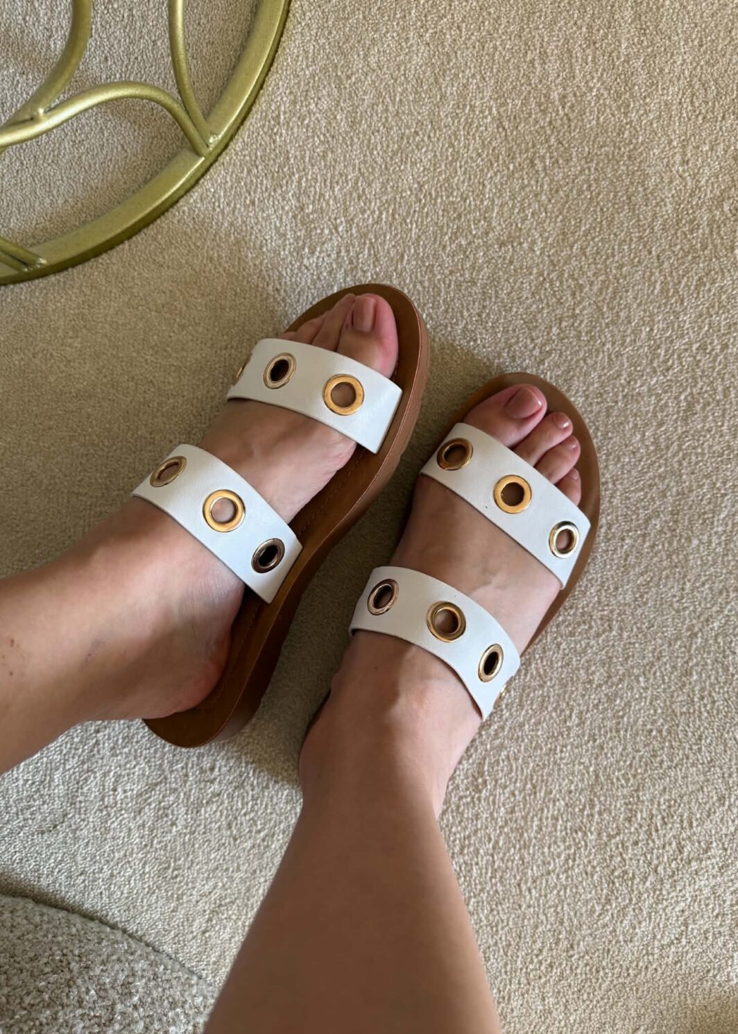 Chinelo Branco Argolas Douradas
