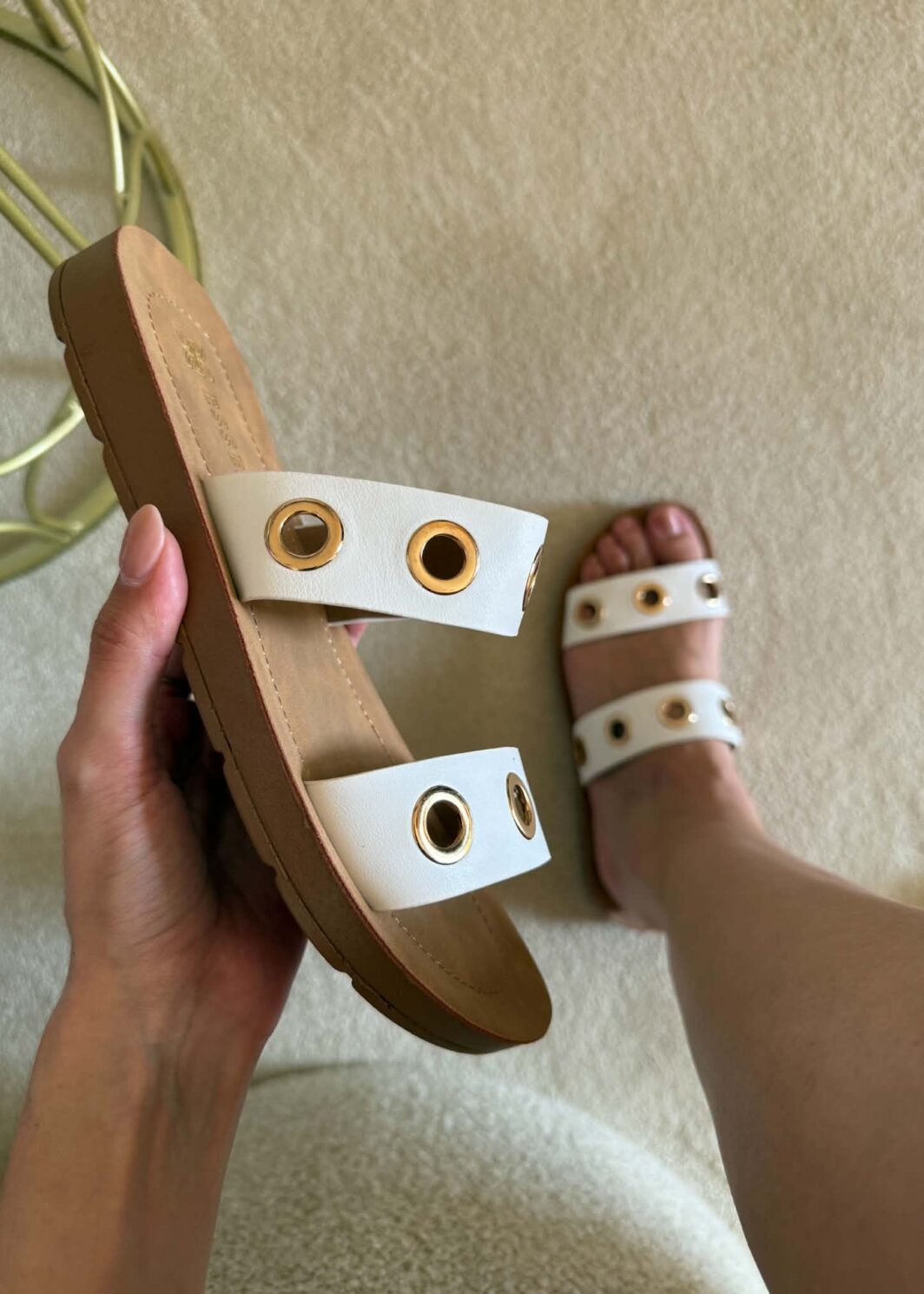 Chinelo Branco Argolas Douradas