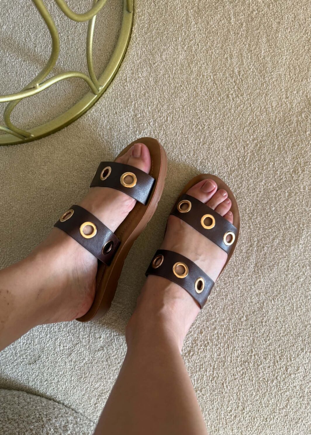 Chinelo Castanho Argolas Douradas